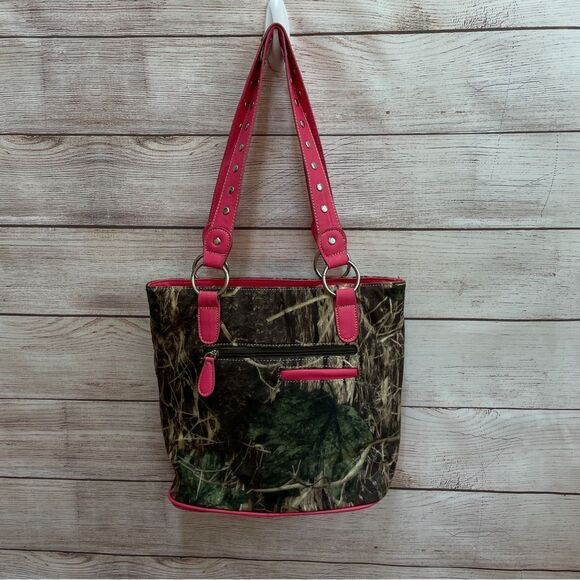 NEW WITH TAGS P‎ & G COLLECTION CAMO AND HOT PINK EMBELLISHED CROSS BAG - Picture 6 of 11